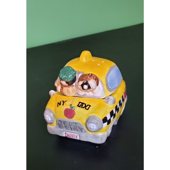 New York Taxi Cab Salt or Pepper Shaker Ceramic Yellow Apple Tourists - Picture 1 of 9
